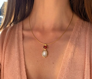 Goldene Halskette mit Rubellit und Mondstein, elegant und farbenfroh