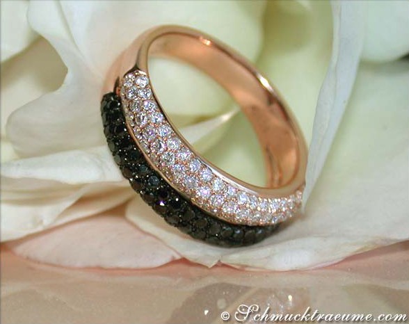 Schwarz-weißer Diamant-Ring in Roségold, Detailaufnahme auf Roseblatt
