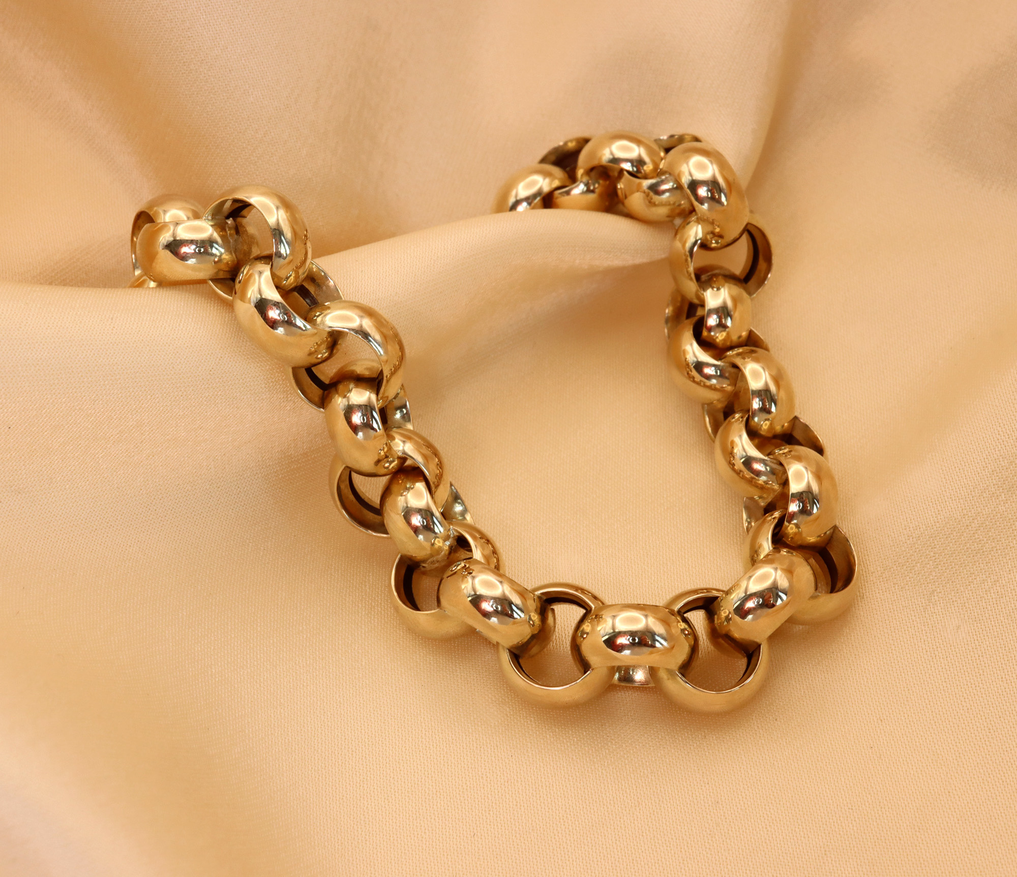 Goldarmband in Gelbgold 585, luxuriöse Verarbeitung, geschwungene Kette, aufgelegtes Modell, elegant.