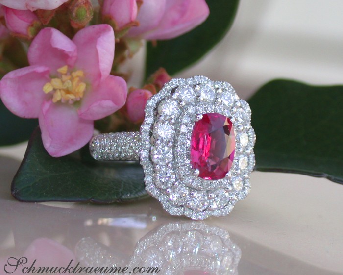 Weißgold 750 Rubin Ring mit Brillanten, ovaler Stein, femininer Charme