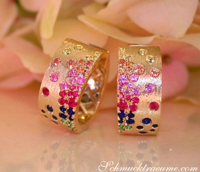Goldene Ohrringe mit farbenfrohen Saphiren, Rubinen und Tsavorites Goldene Ohrringe mit farbenfrohen Saphiren, Rubinen und Tsavorites