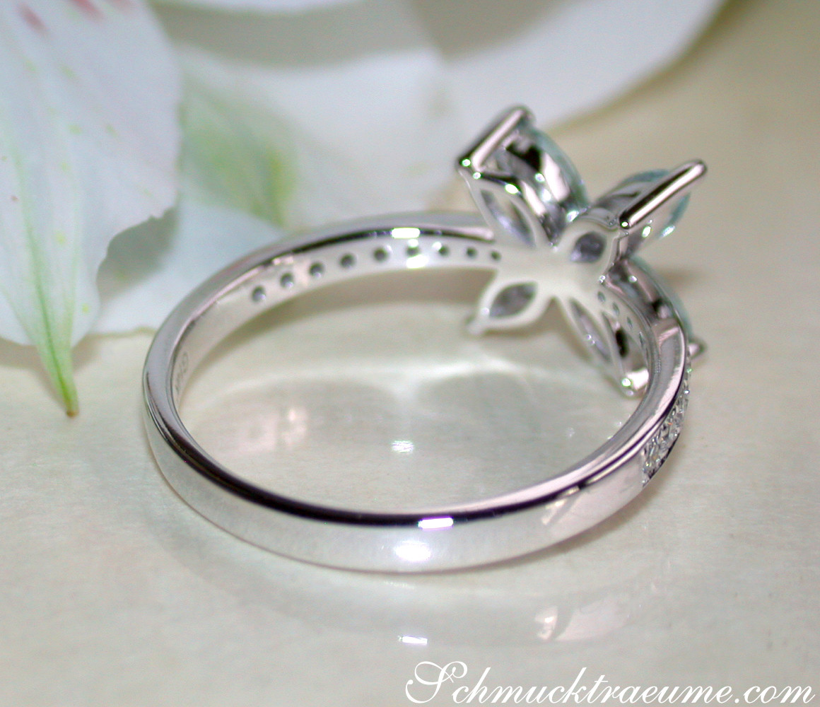 Weißgold-Aquamarin-Ring mit Diamanten im Blüten-Design, Detailaufnahme, feminin, elegant