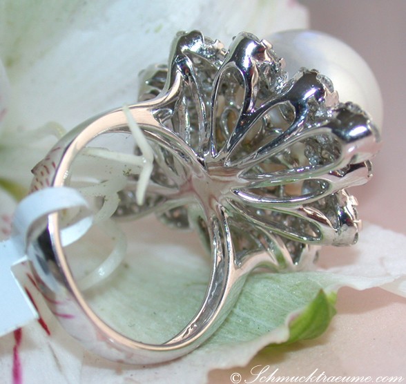 Weißgold-Ring mit 2.720 Karat und 14-15 mm Südseeperle