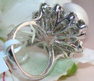 Weißgold-Ring mit 2.720 Karat und 14-15 mm Südseeperle