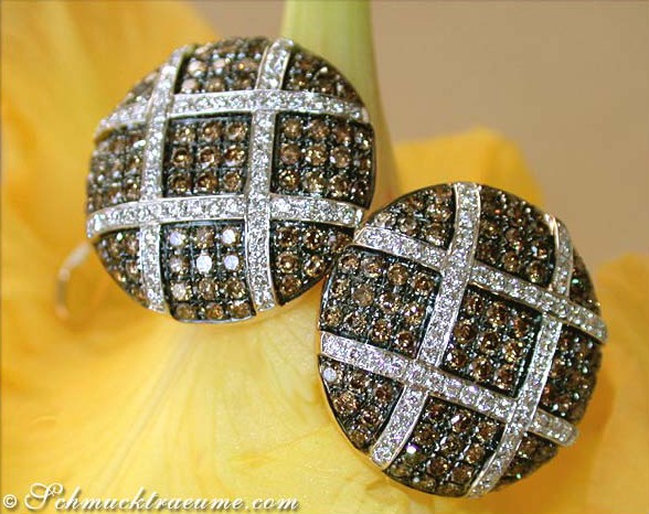 Gelbgold-585-Ohrstecker mit naturbraunen & weißen Brillanten, detailreiches Muster, elegant.