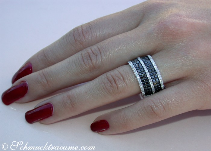 Schwarz-diamantener Bandring mit 1.920 Karat in Weißgold 585 getragen.