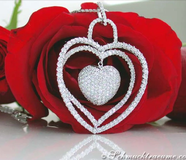 Diamant Herzanhänger auf Rosenblüten, Detailaufnahme in Weißgold 750 Diamant Herzanhänger auf Rosenblüten, Detailaufnahme in Weißgold 750