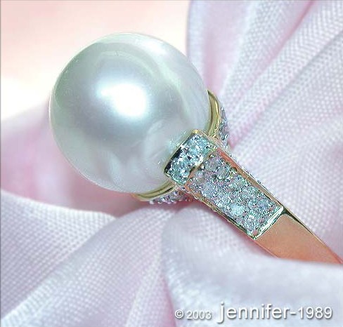 Goldener Ring mit Südseeperle und Brillanten, detailreich getragen.
