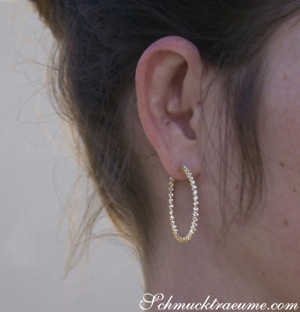 Goldene Creolen mit Brillanten, Detailansicht von hinten getragen