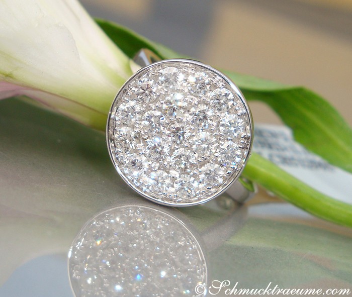 Detailansicht: Brillant-Ring in Weißgold mit 1.100 Karat TW SI, auf glänzender Oberfläche.