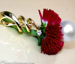 Gelbgold-Anhänger mit Südseeperle und Diamant, verziert mit roter Blume