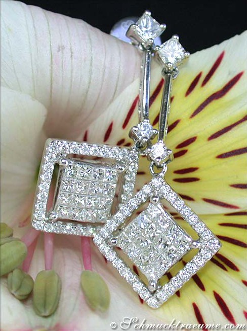 Detailansicht von Diamantohrringen, Carré-Design, auf Blüte abgestellt