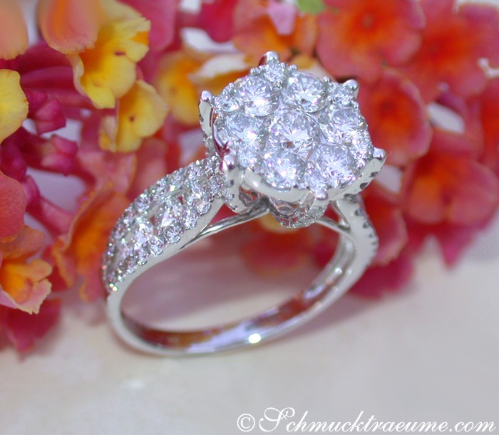 Detailansicht des Solitärrings mit 2.330 Karat, TW VS2, Weißgold 750, umgeben von Blüten.