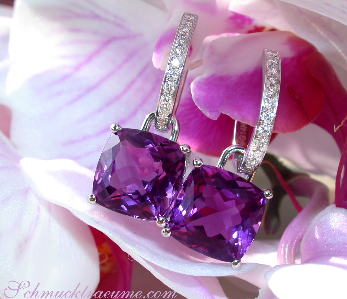 Weißgold-Ohrringe mit Amethyst und Diamantbesatz, Detailaufnahme, elegant und farbenfroh.