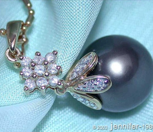 Gelbgold-Anhänger mit Tahitiperle und Diamant-Blume, Detailaufnahme, Seitenansicht Gelbgold-Anhänger mit Tahitiperle und Diamant-Blume, Detailaufnahme, Seitenansicht