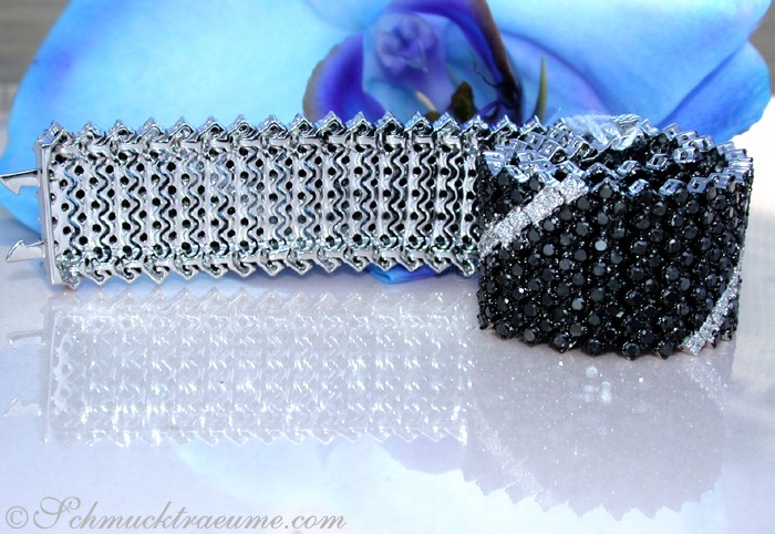 Schwarz-weißes Diamant-Armband auf blauem Hintergrund
