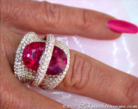 Rubellit-Ring mit Brillanten in Roségold 750, Detailansicht auf Hand