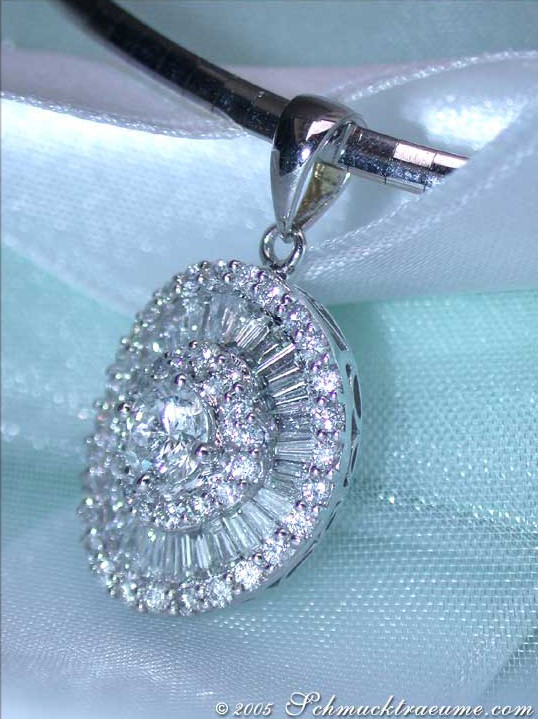 Weißgold-Anhänger mit Diamant-Solitär auf Satin, Detailaufnahme