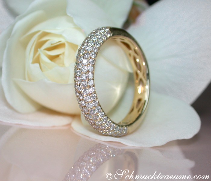 Gelbgold-Ring mit 1.020 Brillanten, Pavé-Setzung, elegant und zeitlos.