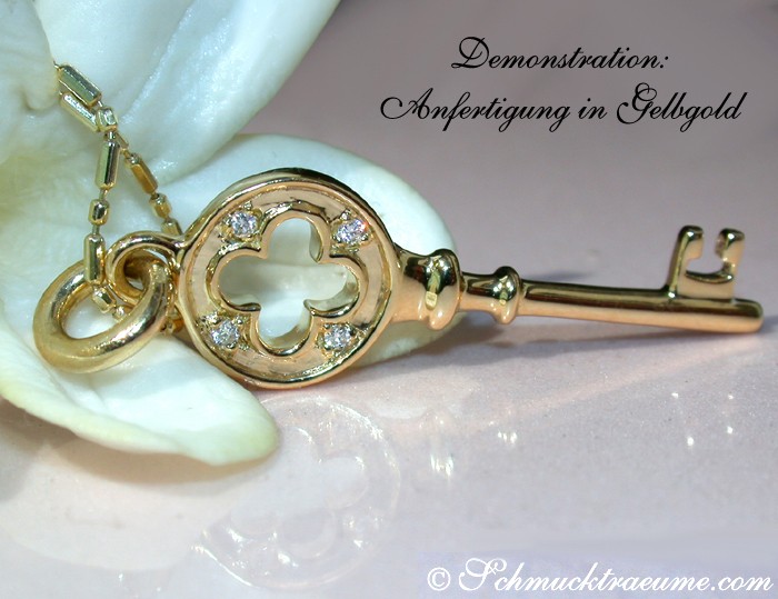 Goldener Schlüsselanhänger mit Diamanten auf Muschel, zarte Verarbeitung