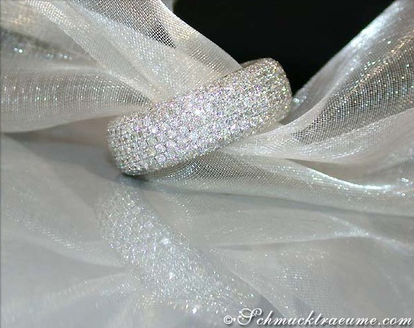 Schwerer Diamanten Memory Ring auf weißem Tüll, Detailaufnahme