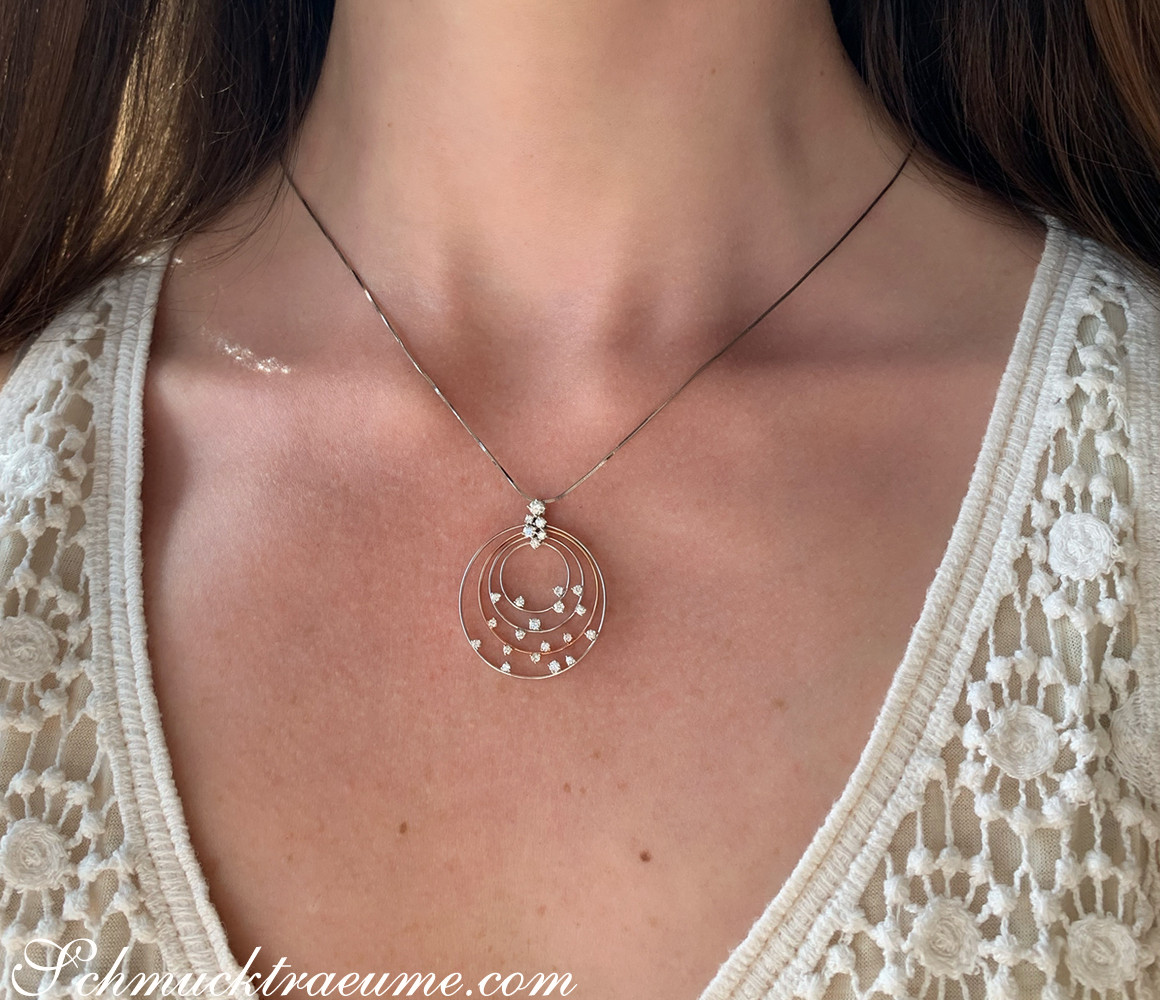 Kreisförmiger Anhänger mit funkelnden Brillanten in Weißgold, Detailansicht.