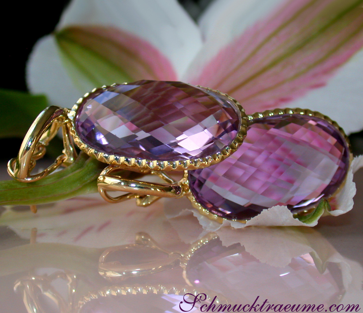 Goldene Amethyst-Ohrringe mit klaren Linien und Prachtvollen Farben
