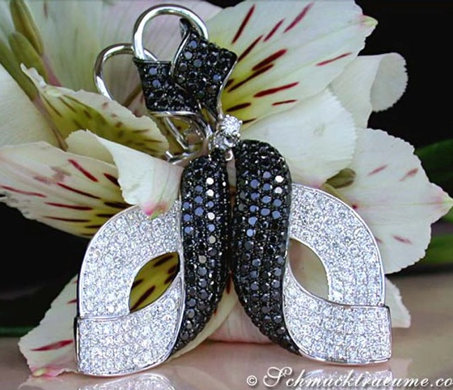 Diamant-Ohrringe mit schwarzen und weißen Diamanten, Detailaufnahme, elegant, handgefertigt. Diamant-Ohrringe mit schwarzen und weißen Diamanten, Detailaufnahme, elegant, handgefertigt.
