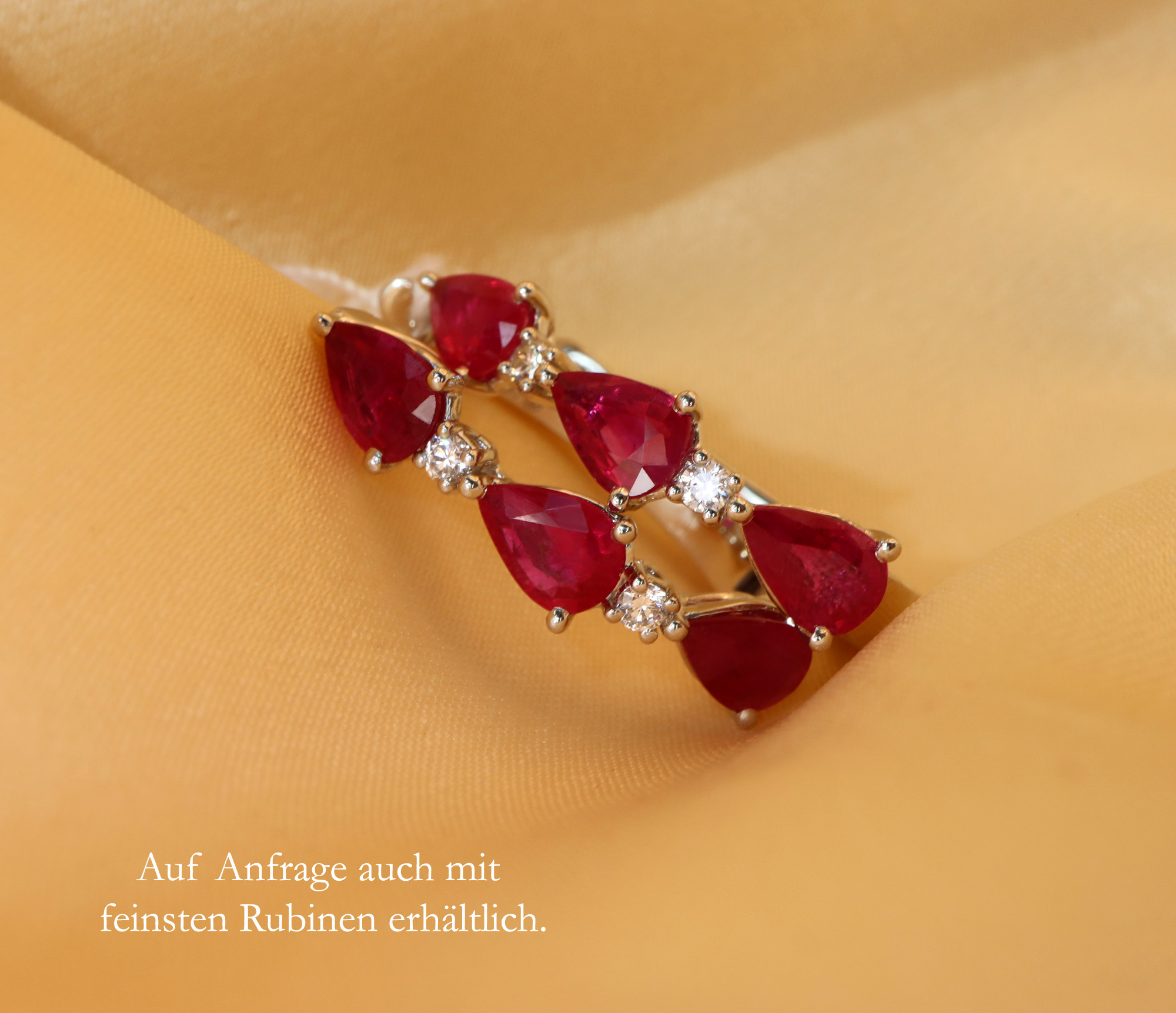 Goldene Creolen mit tiefblauen Saphiren und Diamanten auf Handfläche