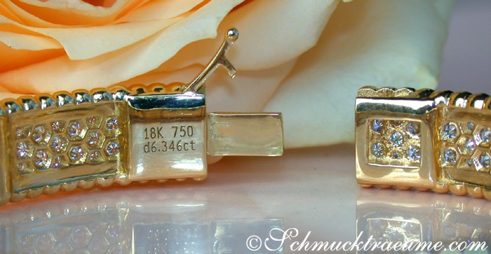 Goldener Armband mit Diamanten vor Rosenblüte