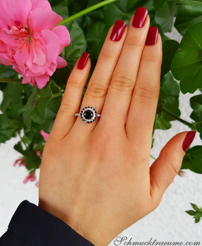 Schwarzer Diamant Solitär-Ring mit 1.910 Karat, Weißgold 585, Detailaufnahme vor Blüte.
