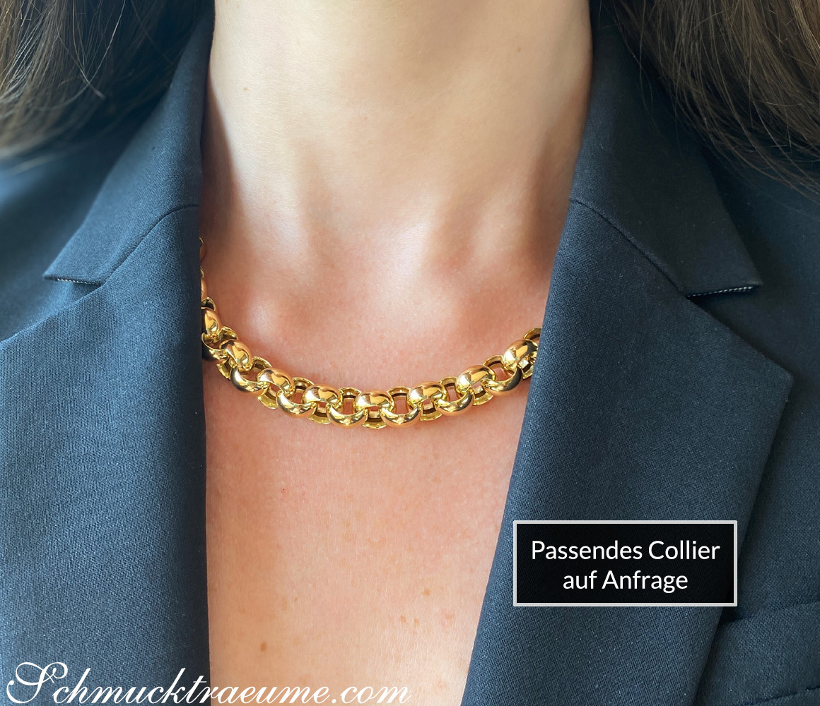 Goldarmband in Gelbgold 585 mit Kurbelkette, getragen unter blauem Blazer.