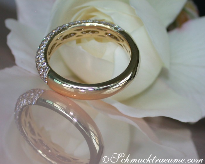 Gelbgold-Ringe mit Brillanten-Pavé auf Rosenblätter, Detailaufnahme