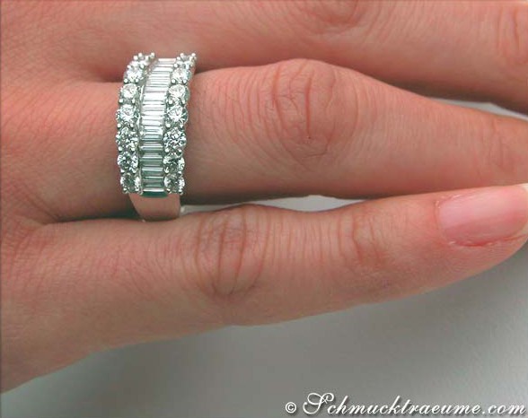 Platin-950 Ring mit Baguette Diamanten auf Handfinger.