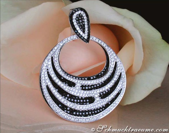 Schwarzer Diamantanhänger mit weißen Pailletten in Handarbeit, detailreich, elegant.