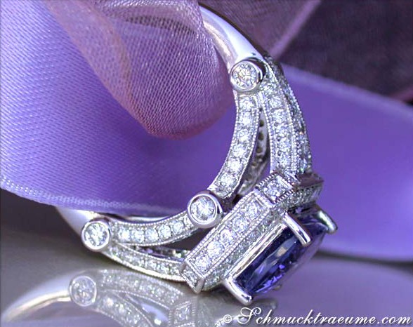 Tanzanit-Ring mit Brillanten in Weißgold 750, Detailaufnahme, elegant gestaltet