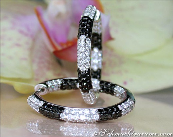 Weißgold Creolen mit schwarz-weißen Diamanten, Detailaufnahme, elegant, kontrastreich