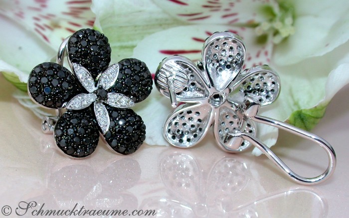Blumen-Ohrringe mit schwarzen und weißen Diamanten, Detailaufnahme, elegant, glänzend