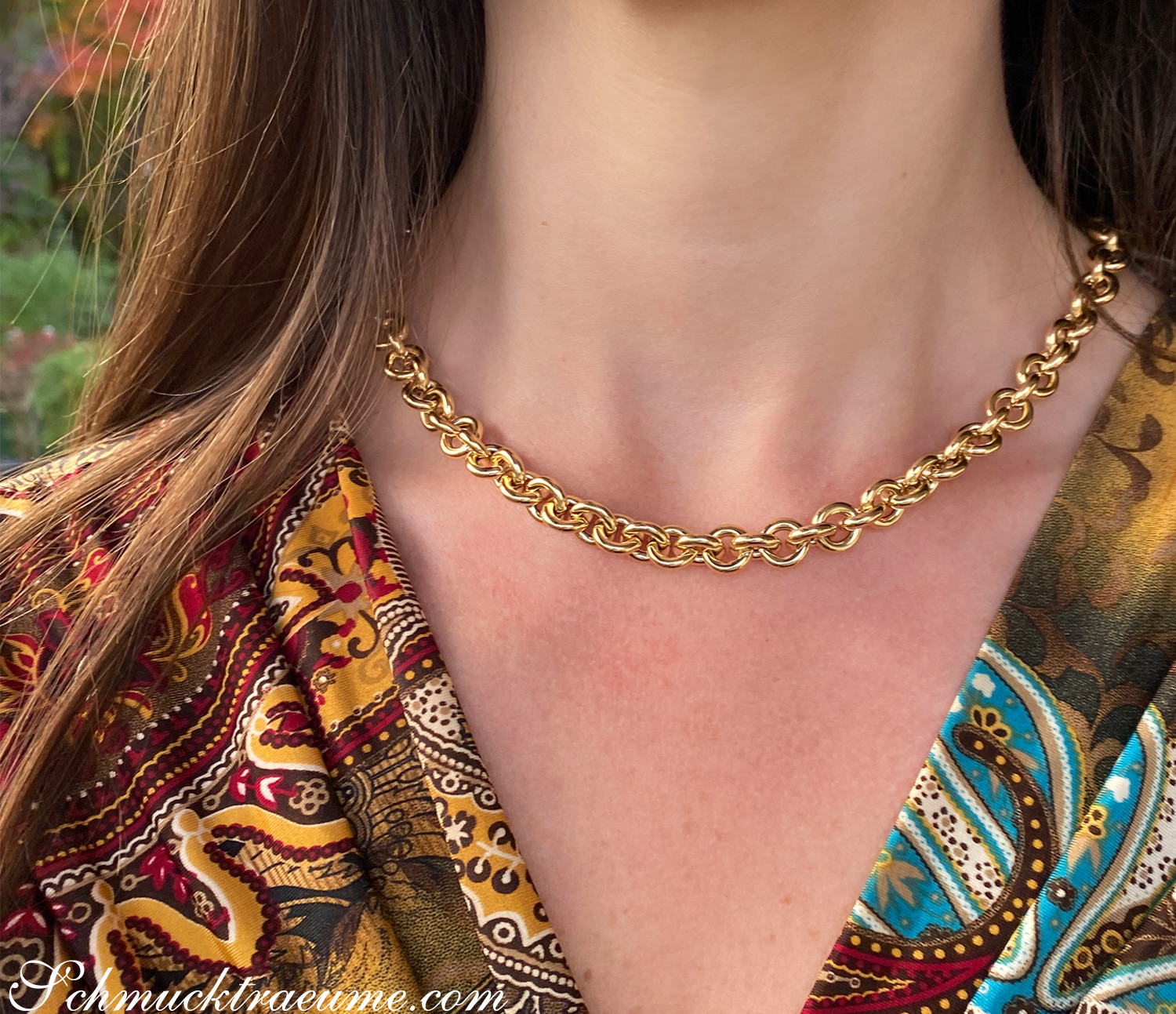 Goldene Gliederkette aus Gelbgold 585 getragen, Detailaufnahme, elegant und luxuriös