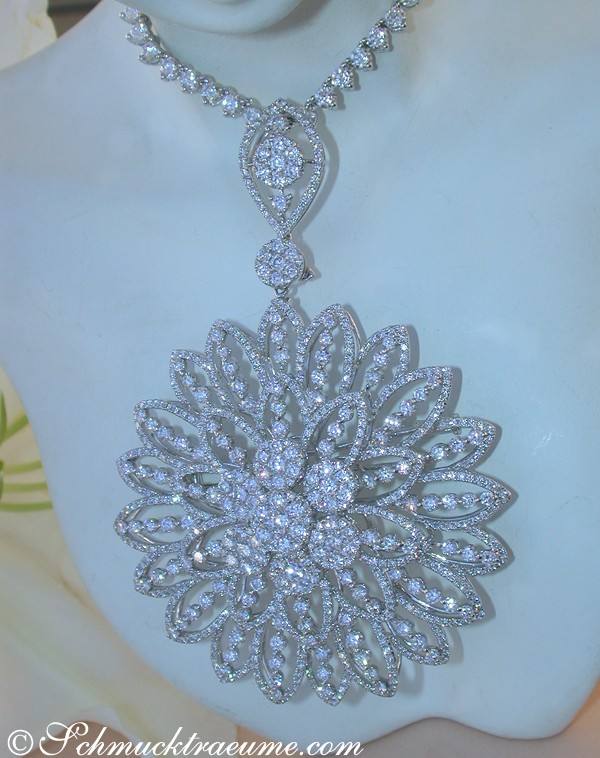 Silberner Anhänger mit prächtigem Diamantblütenmotiv, detailreich, elegant