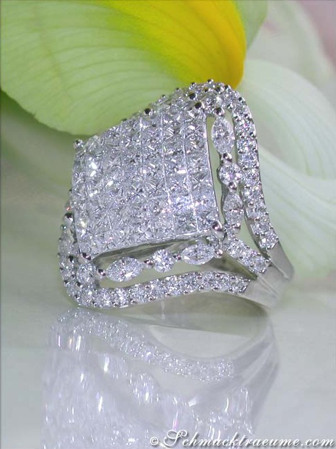 Silberner Ring mit Diamanten, Detailaufnahme, Blütenblätter im Hintergrund