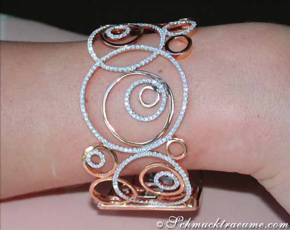 Roségold-Armreif mit Brillanten, Detailaufnahme, elegant geschwungen