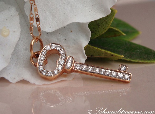 Rückhaltender Brillanten Schlüssel-Anhänger in Roségold mit Diamanten