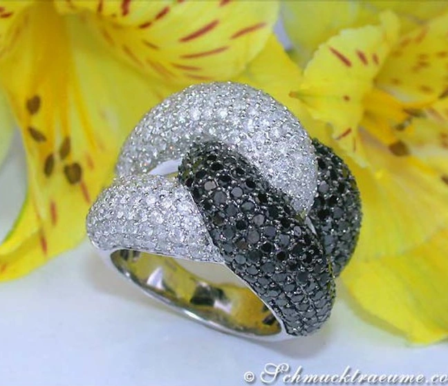 Voluminöser Ring aus Weißgold 750 mit schwarzen und weißen Diamanten, Detailaufnahme Voluminöser Ring aus Weißgold 750 mit schwarzen und weißen Diamanten, Detailaufnahme