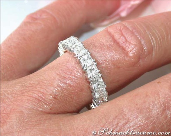 Weißgoldring mit Princess-Diamanten, Detailaufnahme, makellose Schleifung, Trageszene