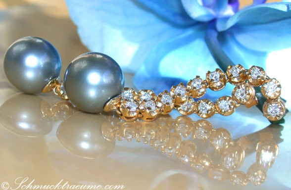 Perlen-Ohrringe mit Diamanten, detailreich, elegant, blauer Hintergrund