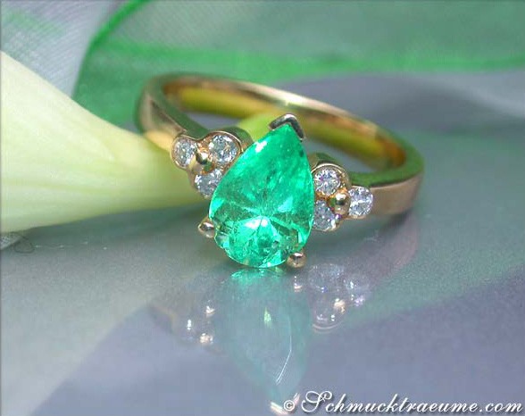 Goldener Smaragd-Tropfen-Ring mit Diamanten, Detailansicht