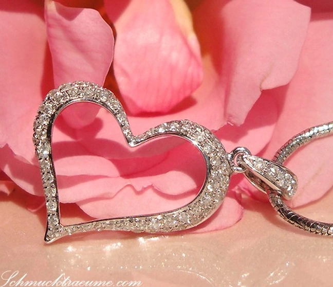 Diamant Herzanhänger mit 0.300 Karat H SI2 in Weißgold 585, zarte Kette, rosa Blüte im Hintergrund Diamant Herzanhänger mit 0.300 Karat H SI2 in Weißgold 585, zarte Kette, rosa Blüte im Hintergrund