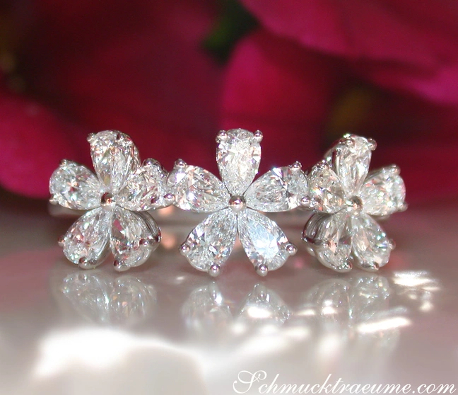 Blumenförmiger Diamantring in Weißgold, 15 Tropfen-Diamanten, 1,29 Karat, TW SI Blumenförmiger Diamantring in Weißgold, 15 Tropfen-Diamanten, 1,29 Karat, TW SI