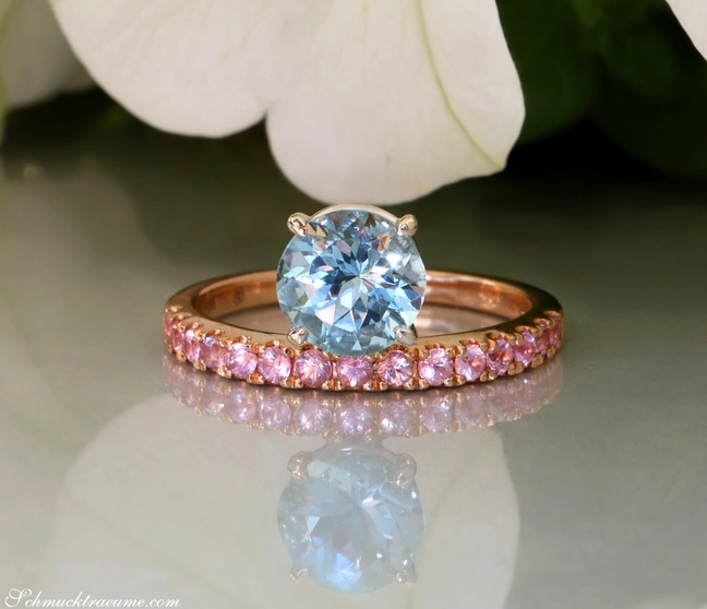 Aquamarin-Ring mit rosa Saphiren in Roségold, Detailaufnahme, elegant. Aquamarin-Ring mit rosa Saphiren in Roségold, Detailaufnahme, elegant.